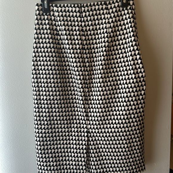 Banana Republic EUC Geometric High Waisted Black and White Midi Pencil Skirt - Picture 3 of 8